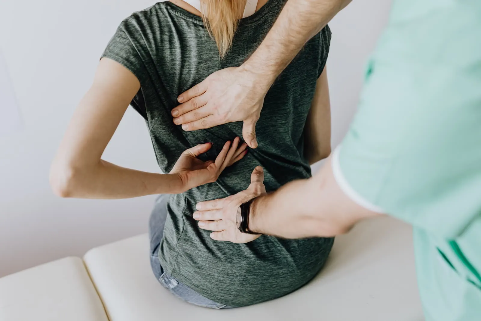 Physiotherapeutische Behandlung an der Wirbelsäule