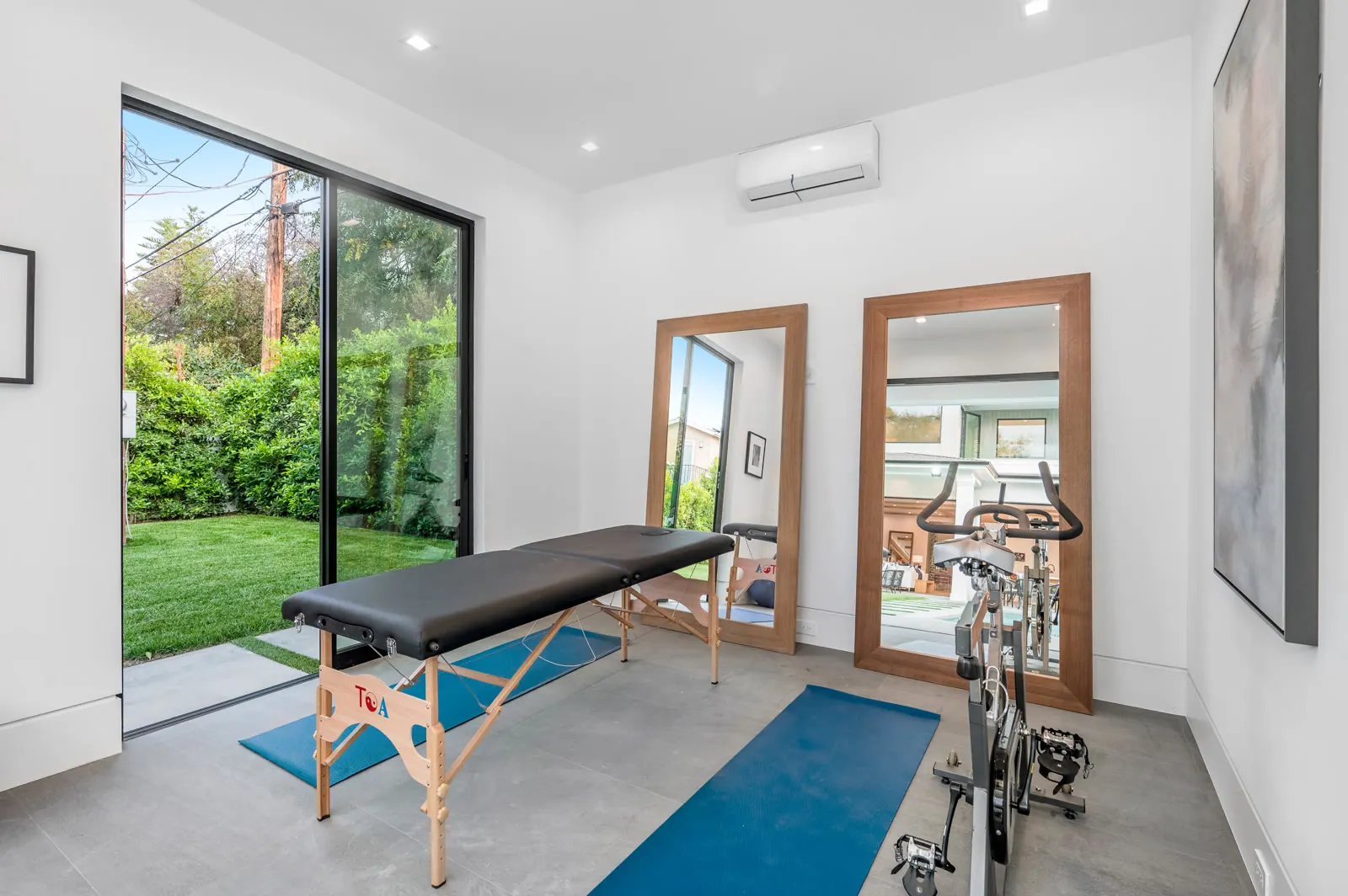 Trainingsraum mit Behandlungsliege und Übungsgeräten
